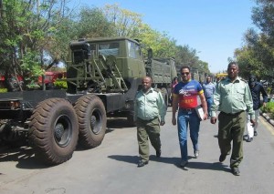ከመሃል ያለው ኢዛና (እስራኤል ገደቡ) ለ'ኢንቨስትመንት" አዲስ አበበ ያለፈው ወር በሄደ ጊዜ
