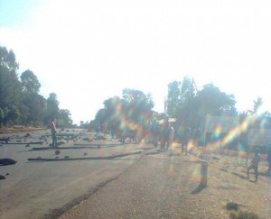 farmers-close-addis-ababa-wolliso-road-in-central-ethiopia