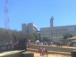 የአ.አ ከንቲባ ጽ/ቤት ጠባቂ ፖሊሶች ተታኮሱ