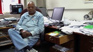 ድፍድፍ ሲቀል ይንሳፈፋል፤ ምሁር ሲዘቅት ይመራል፥