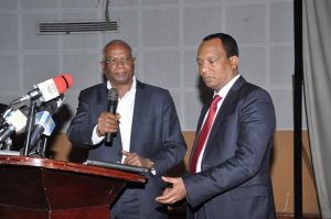 ኦነግ በአማርኛ መግለጫ ባወጣ ጥቂት ቀን “ትጥቃችንን ለኦሮሞ ሕዝብና ለአባ ገዳዎቻችን አስረክበናል” አለ